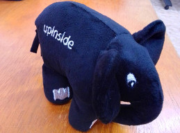 ElePHPant preto Upinside diagonal com logo da empresa